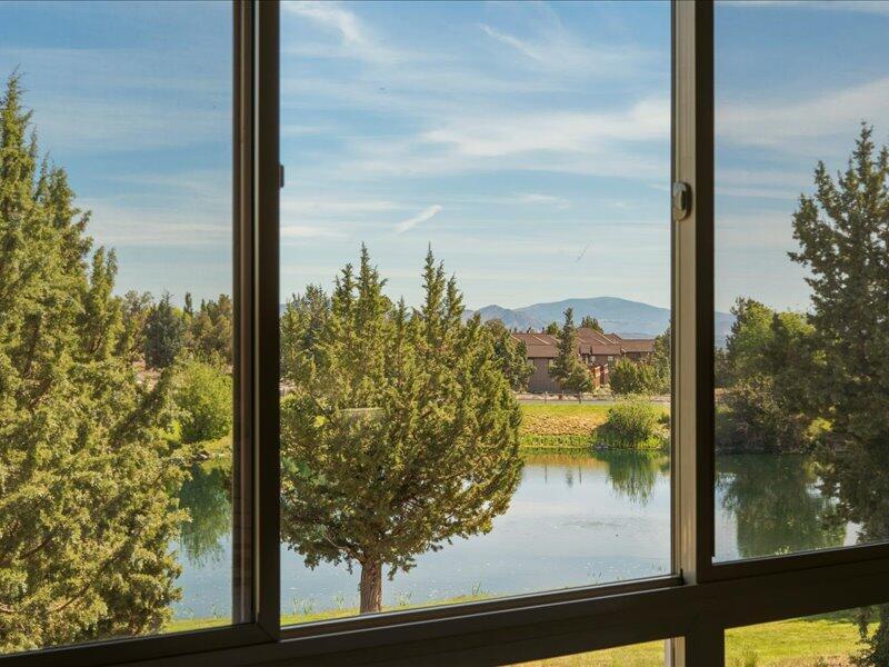 1378 Highland View Loop Redmond, OR 97756 - Photo 44 of 98 45-Bedroom
