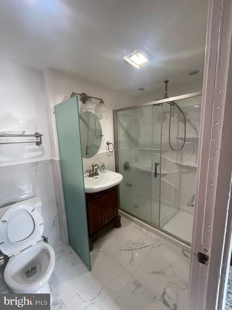 10 Middle Road Levittown, PA 19056 - Photo 14 of 25 a bathroom with a toilet and a mirror