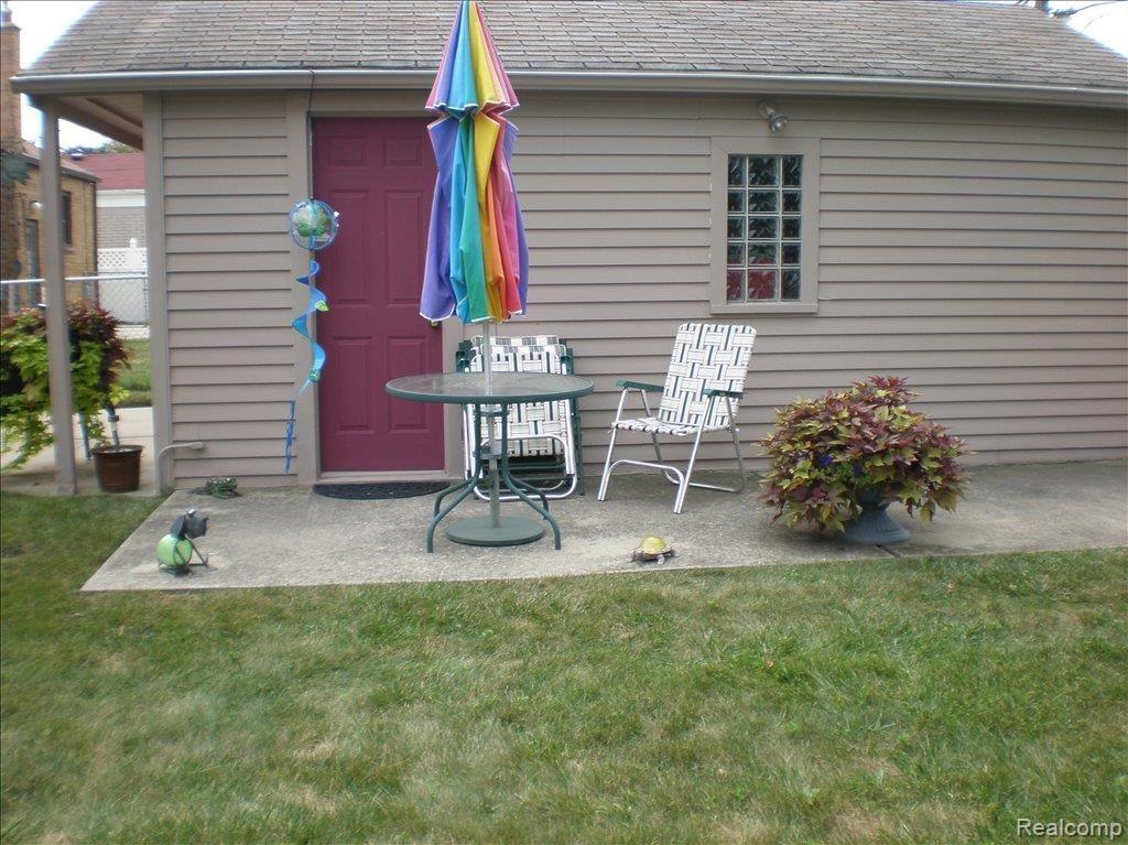 13466 Trenton Road Southgate, MI 48195 - Photo 12 of 14 patio