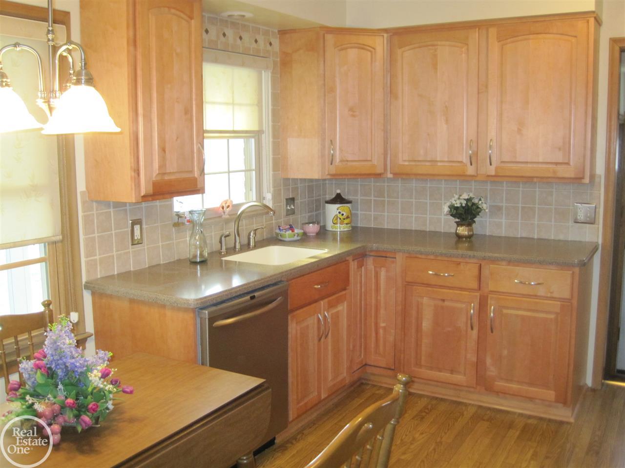 989 Roslyn Road Grosse Pointe, MI 48236 - Photo 3 of 21 31275352-2.JPG