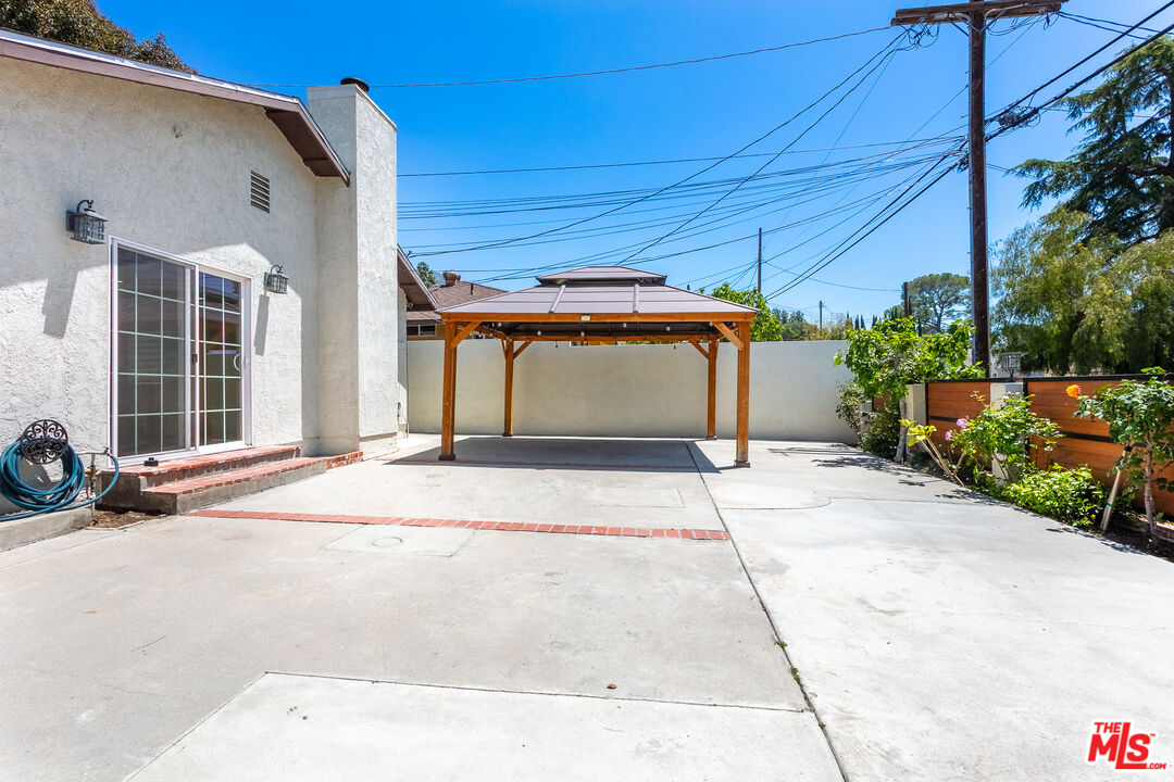 7001 Beckett Street Tujunga, CA 91042 - Photo 17 of 21 a house with a outdoor space