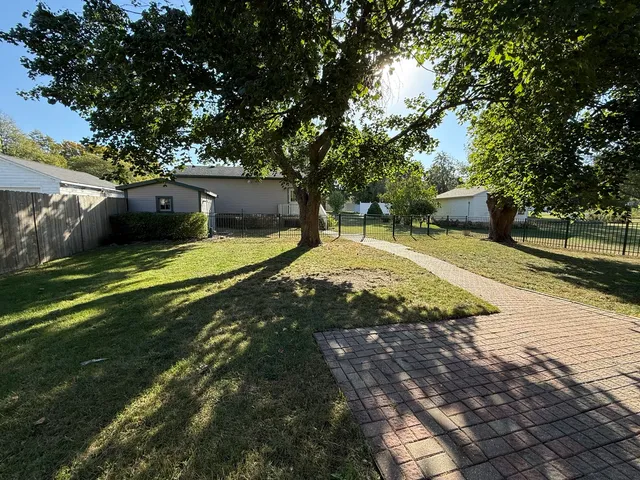 a view of a backyard