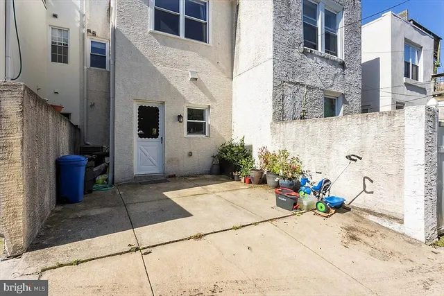 a view of a entryway of the house