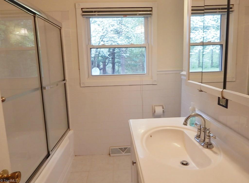 501 Lemons Road Stokesdale, NC 27357 - Photo 17 of 30 Full bathroom