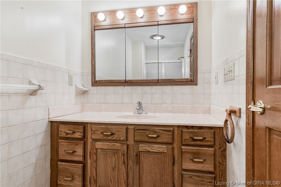 2424 Spickert Knob Road Floyds Knobs, IN 47119 - Photo 22 of 41