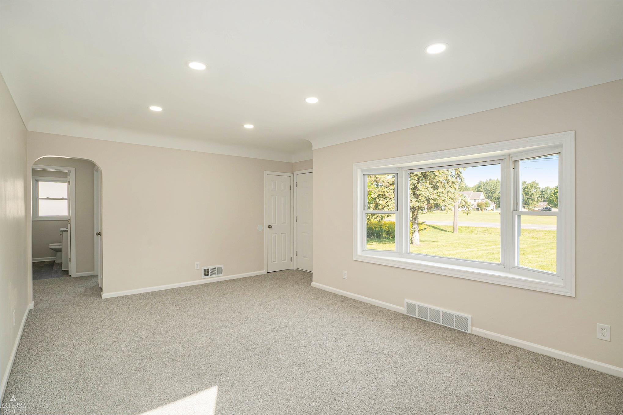 5122 Lapeer Road Burton, MI 48509 - Photo 5 of 25 50154288-d4afcbac-1367-44ab-861a-b3f8bf5727d9.JPG