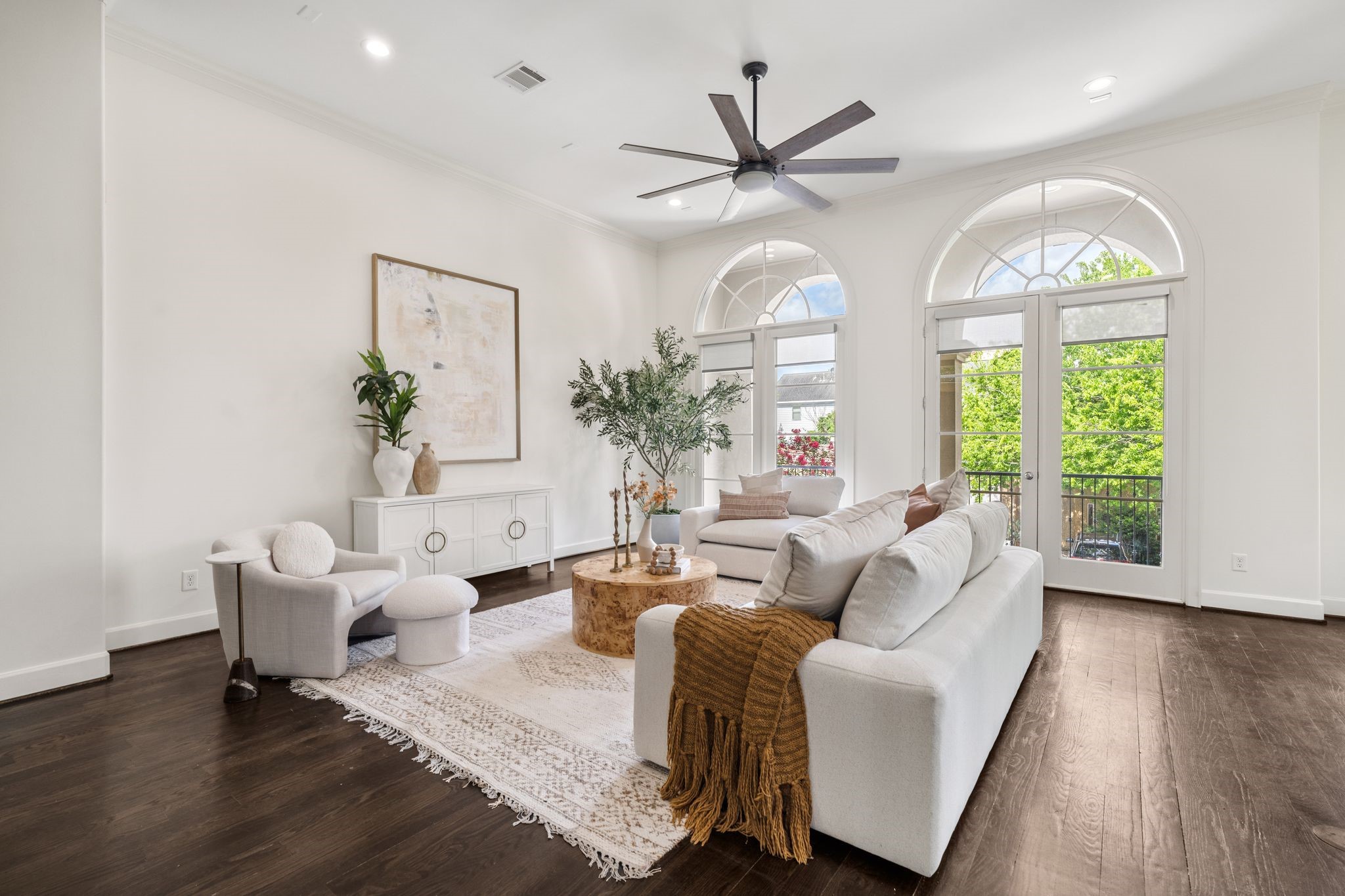 908 Thompson Street Houston, TX 77007 - Photo 11 of 45 On the second floor, soaring ceilings and timeless architectural details create a bright, inviting space.