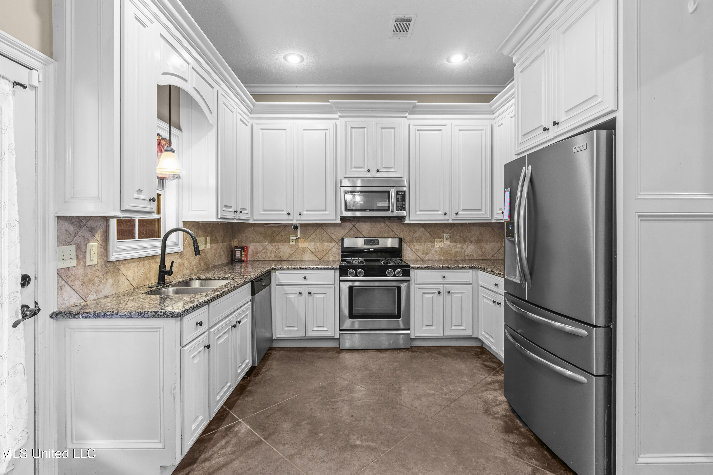 116 Greenfield Ridge Drive Brandon, MS 39042 - Photo 9 of 32 116 Greenfield-14