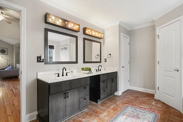 a en suite bathroom with a double vanity sink and a mirror