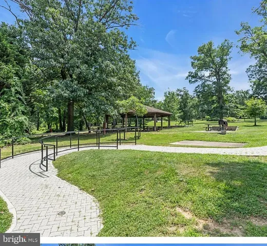 a view of a parking area