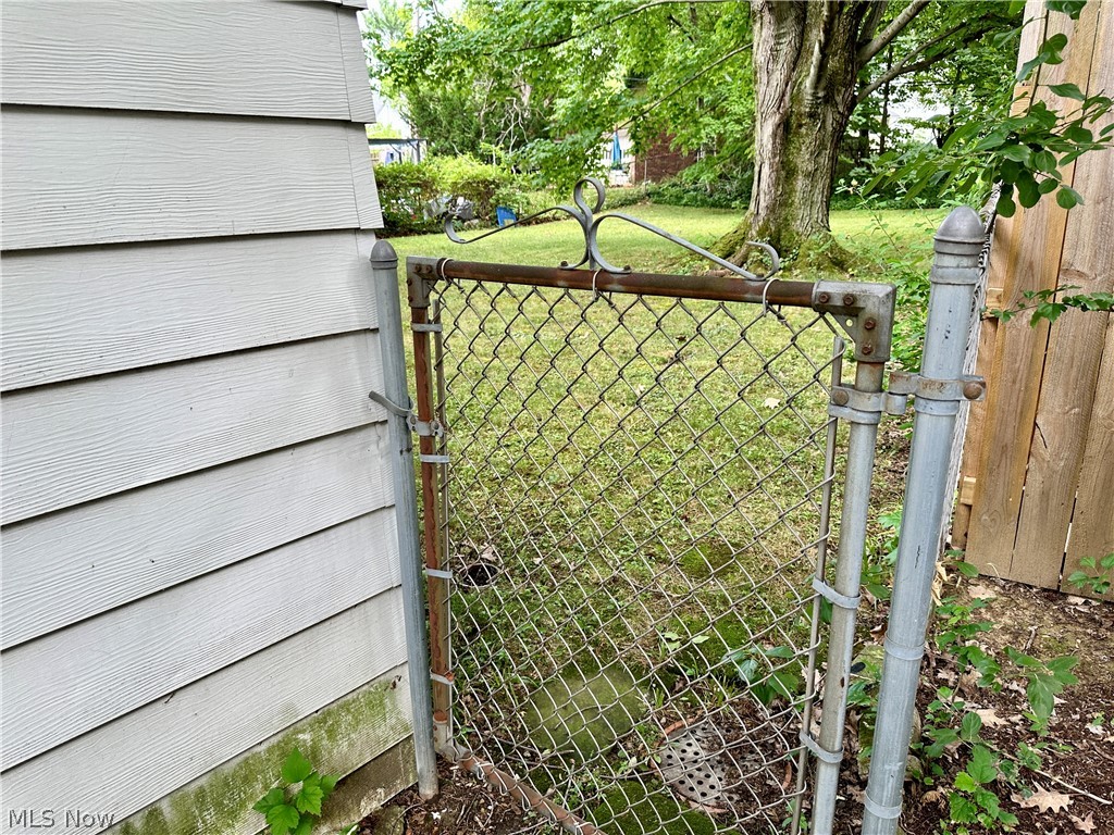 19631 Delaware Road Euclid, OH 44117 - Photo 30 of 36