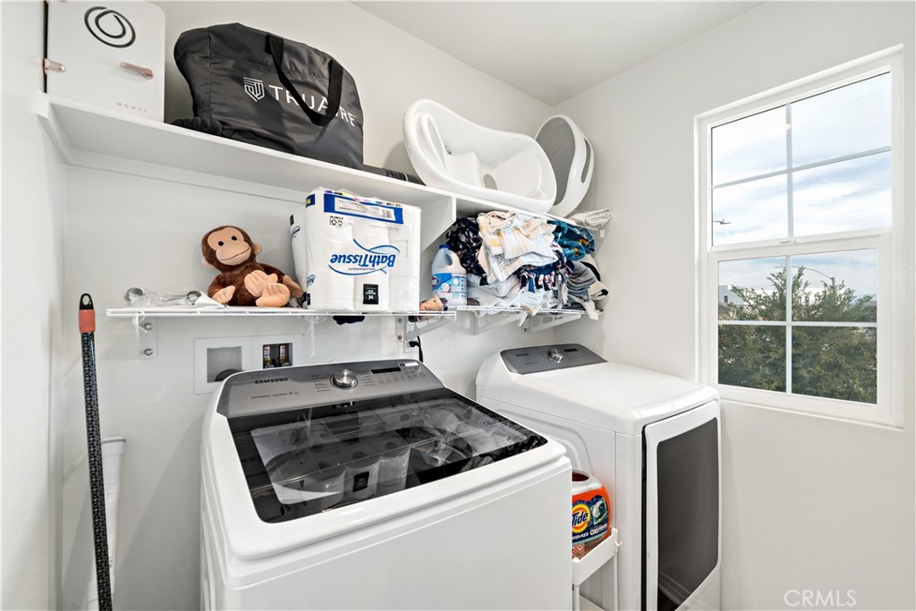 30271 Ramsay Drive Menifee, CA 92584 - Photo 20 of 34 a utility room with dryer and washer