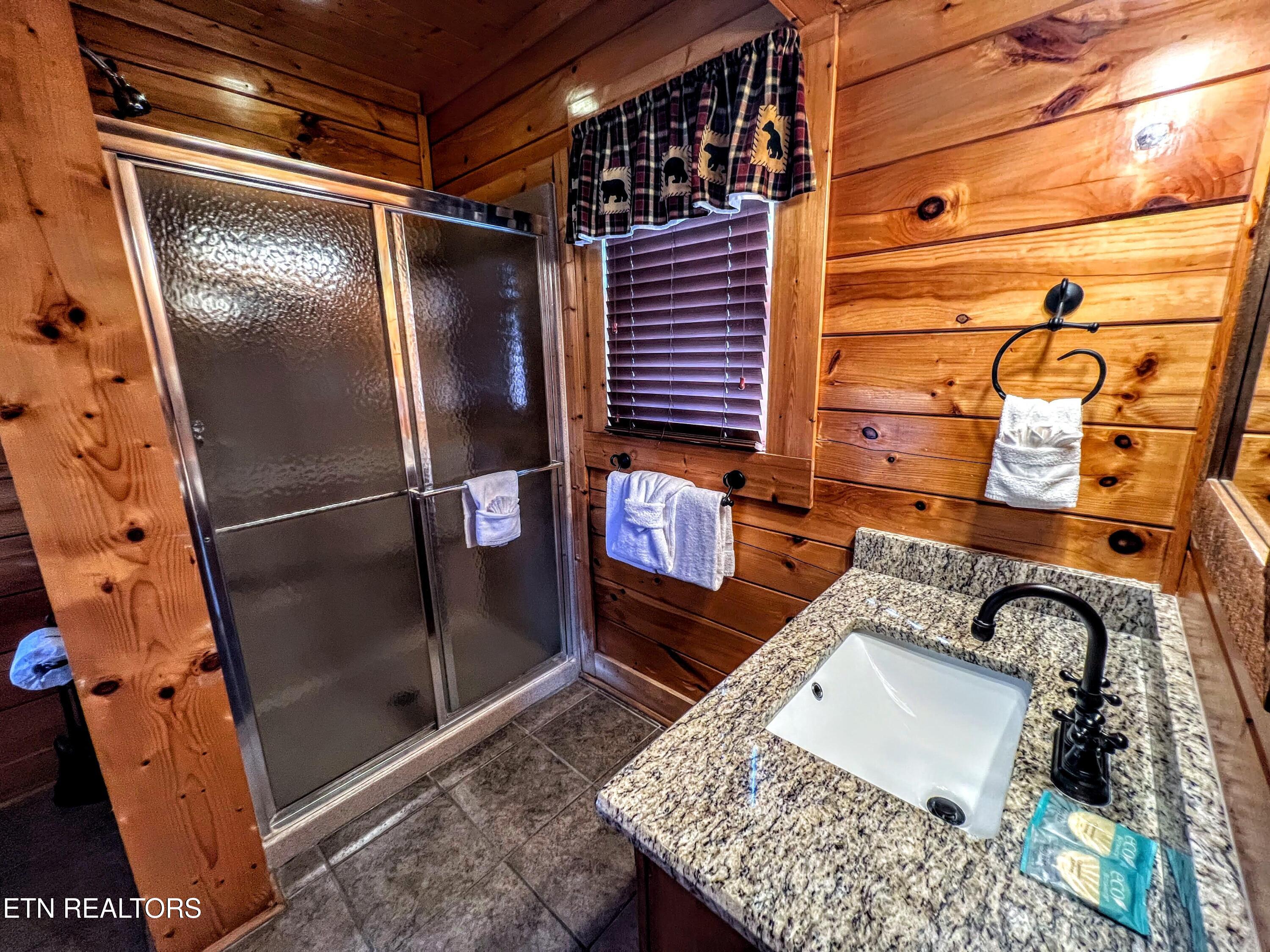 2866 White Oak Ridge Lane Sevierville, TN 37862 - Photo 27 of 36 Upper Bath