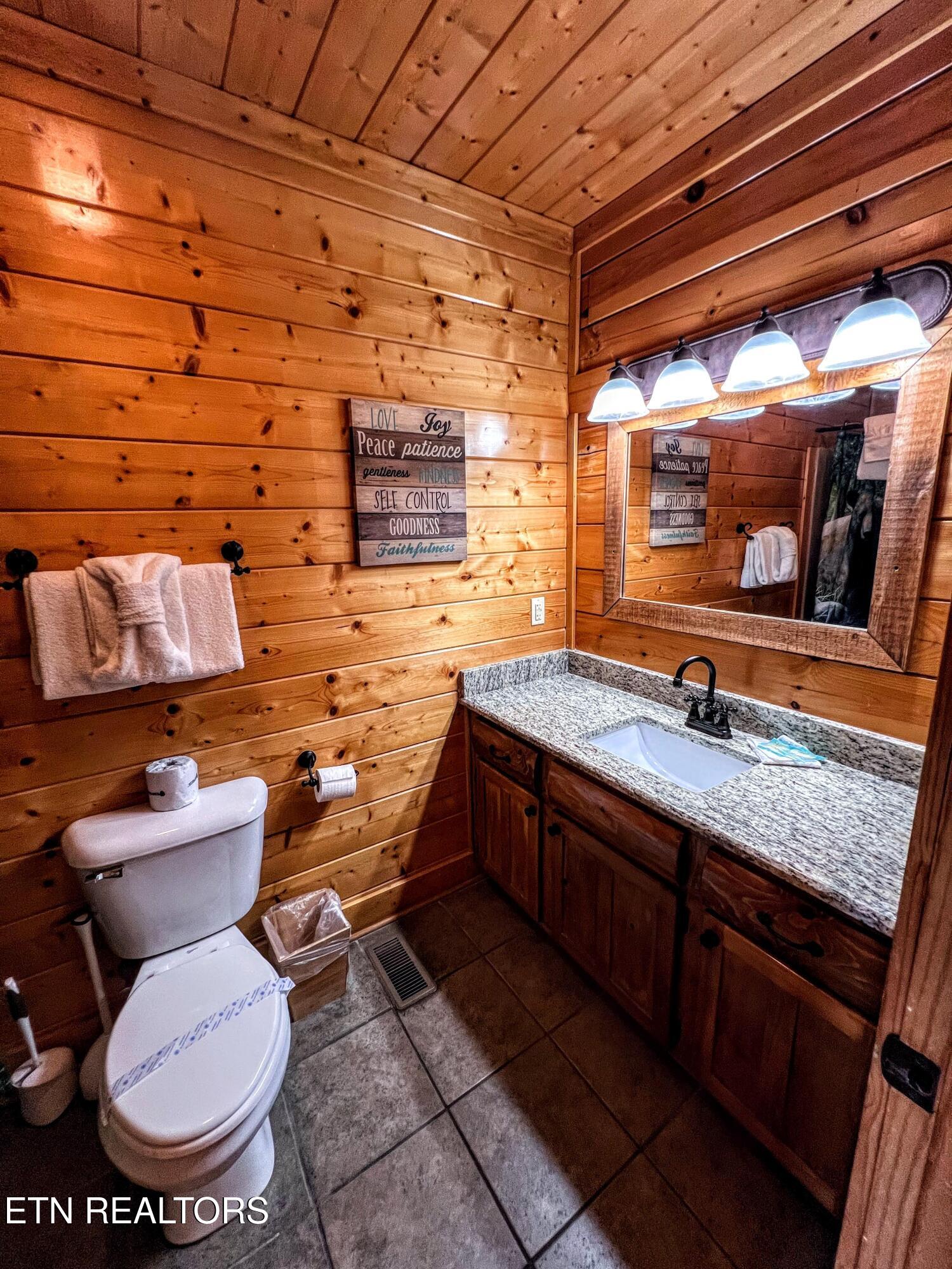 2866 White Oak Ridge Lane Sevierville, TN 37862 - Photo 9 of 36 Main lvl bath