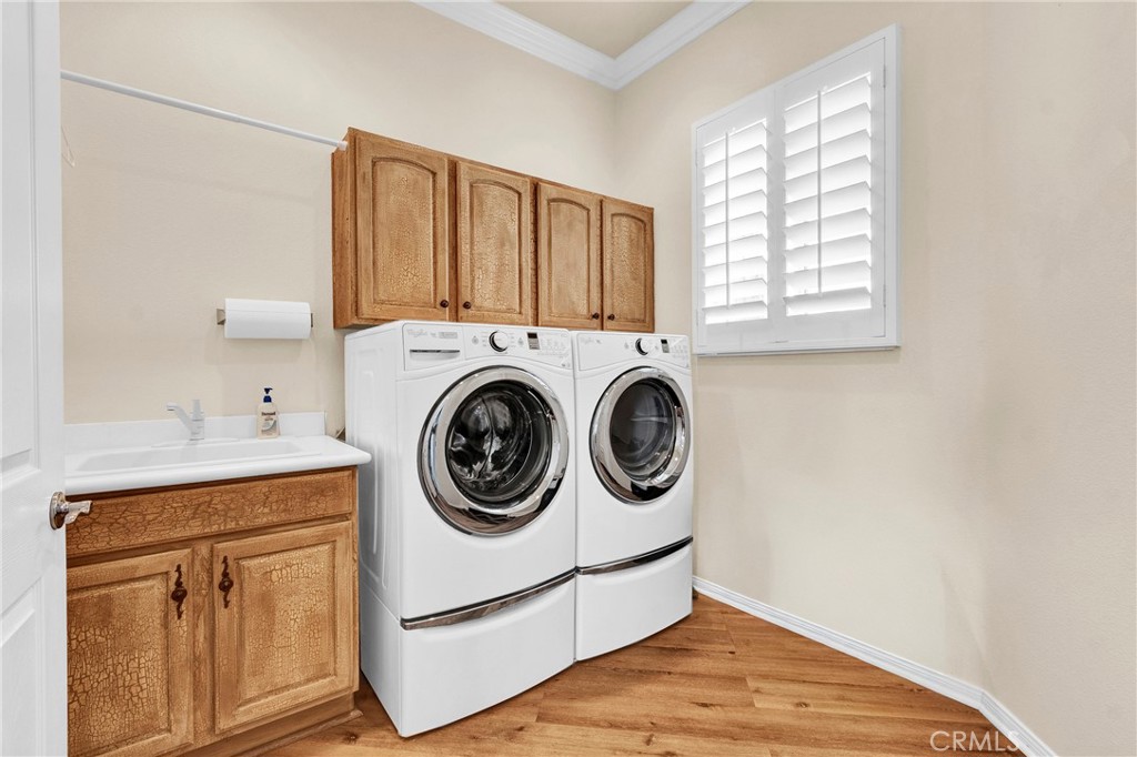 930 Gleneagles Road Beaumont, CA 92223 - Photo 31 of 40 a utility room with dryer and washer