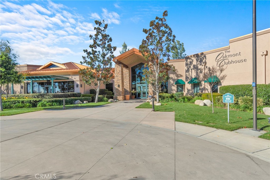 930 Gleneagles Road Beaumont, CA 92223 - Photo 40 of 40 a front view of house with yard and green space