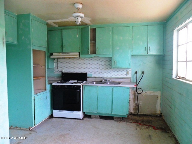 801 East Vineyard Road Phoenix, AZ 85042 - Photo 9 of 30 023-159499 - Kitchen