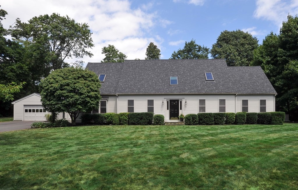 a view of house with yard