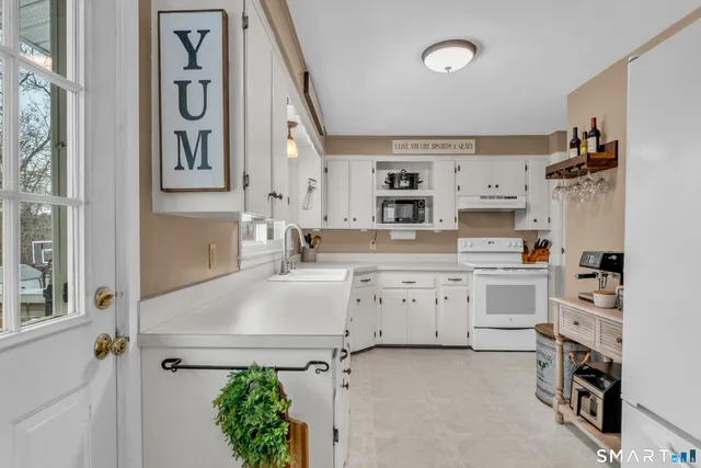 $385,000 | 21 Oakridge Drive, Gales Ferry, CT 06335