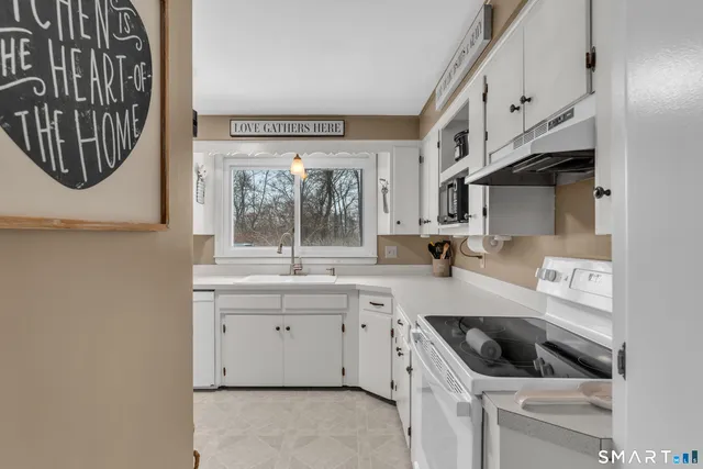 $385,000 | 21 Oakridge Drive, Gales Ferry, CT 06335