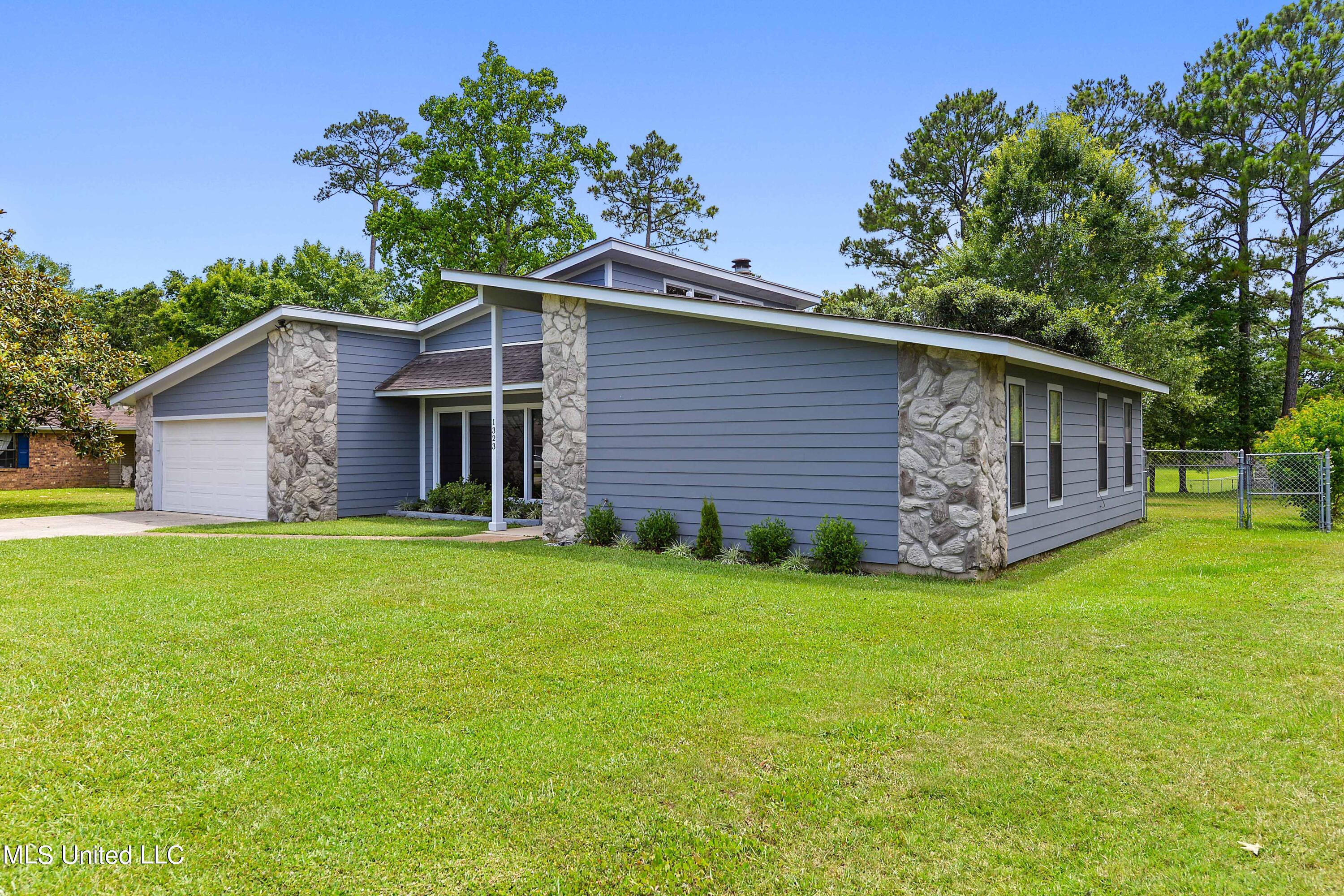 1323 Diller Road Ocean Springs, MS 39564 - Photo 3 of 34 003
