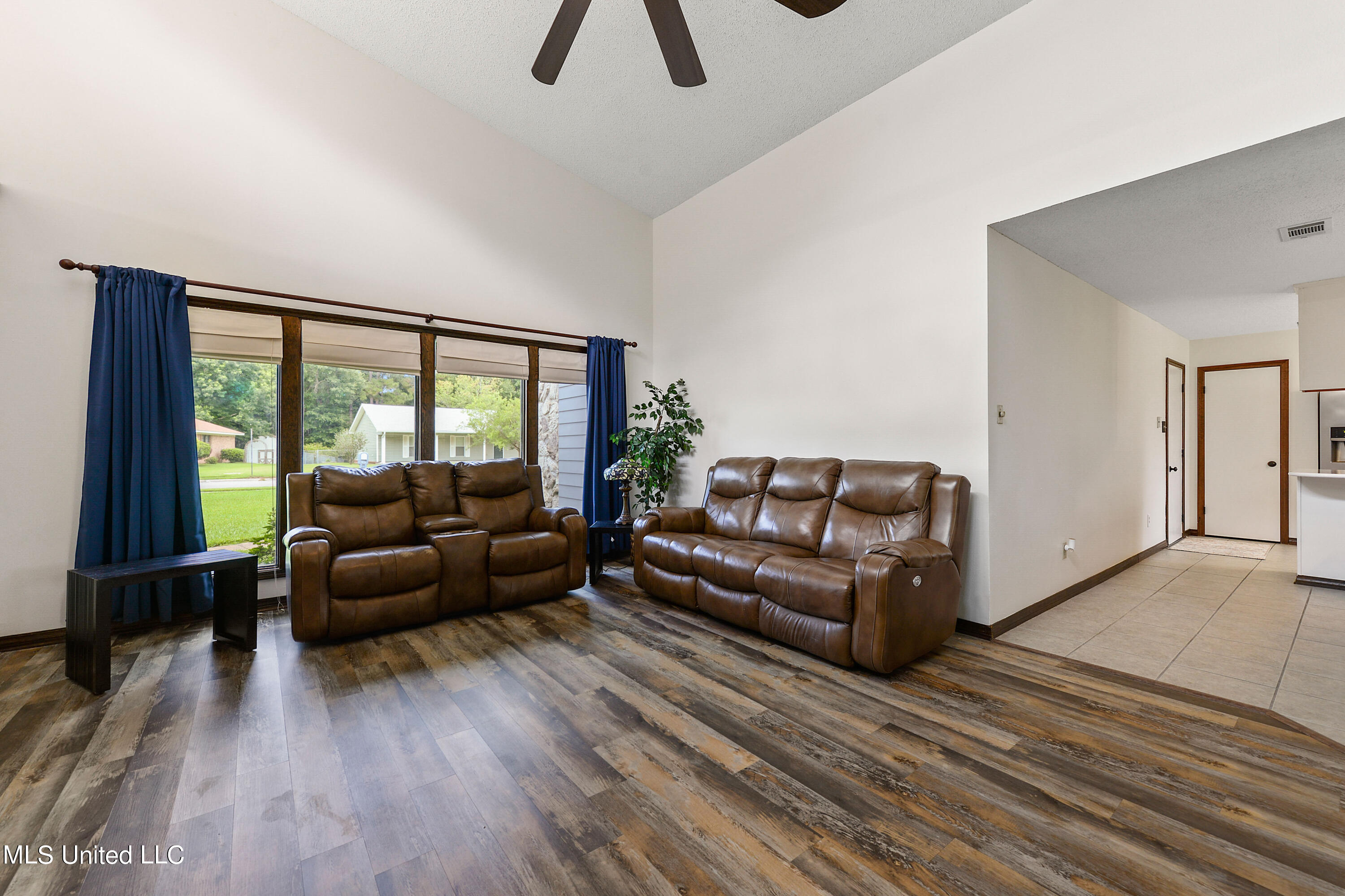 1323 Diller Road Ocean Springs, MS 39564 - Photo 5 of 34 005