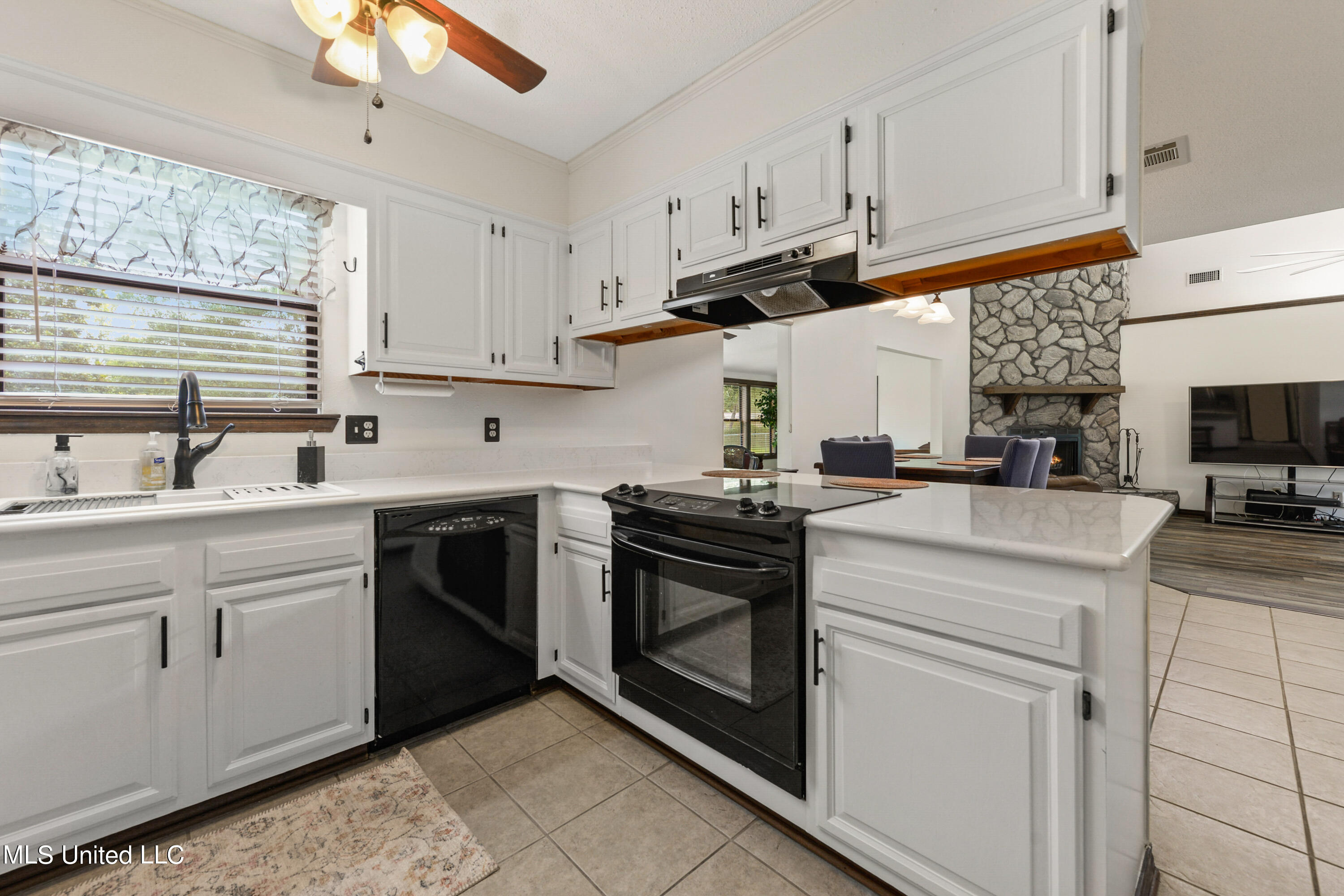 1323 Diller Road Ocean Springs, MS 39564 - Photo 10 of 34 010