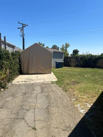 a view of a big room with a big yard