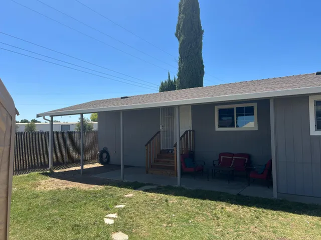 a view of a backyard