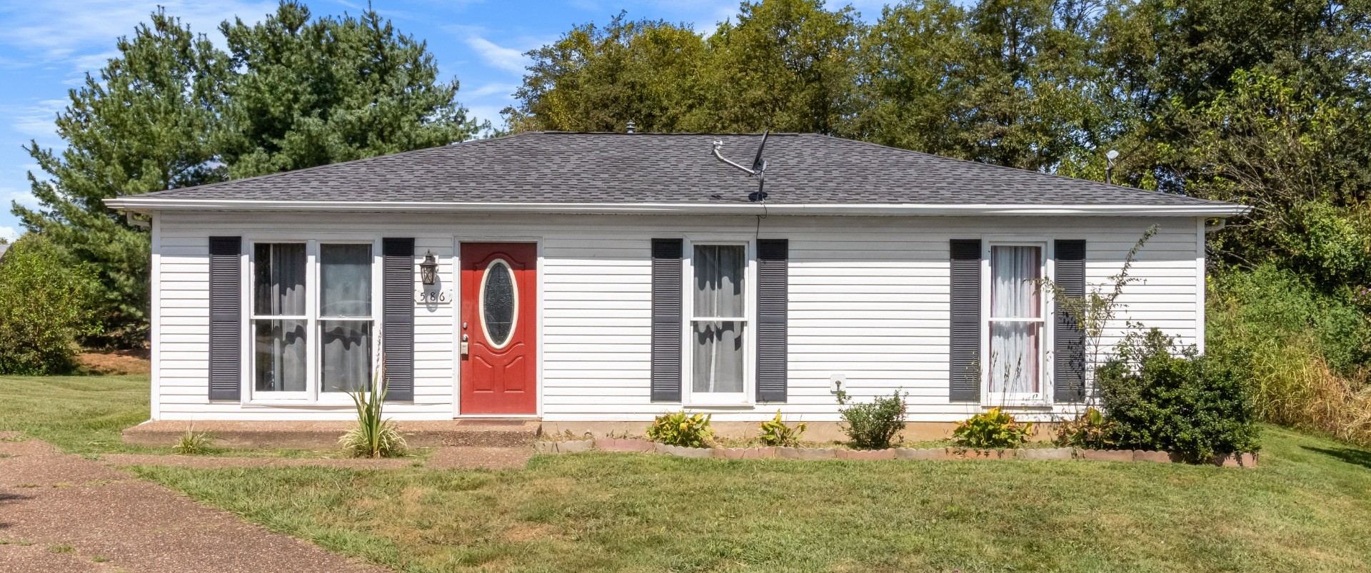 586 Foxfield Road Hopkinsville, KY 42240 - Photo 1 of 30 a front view of a house with a yard