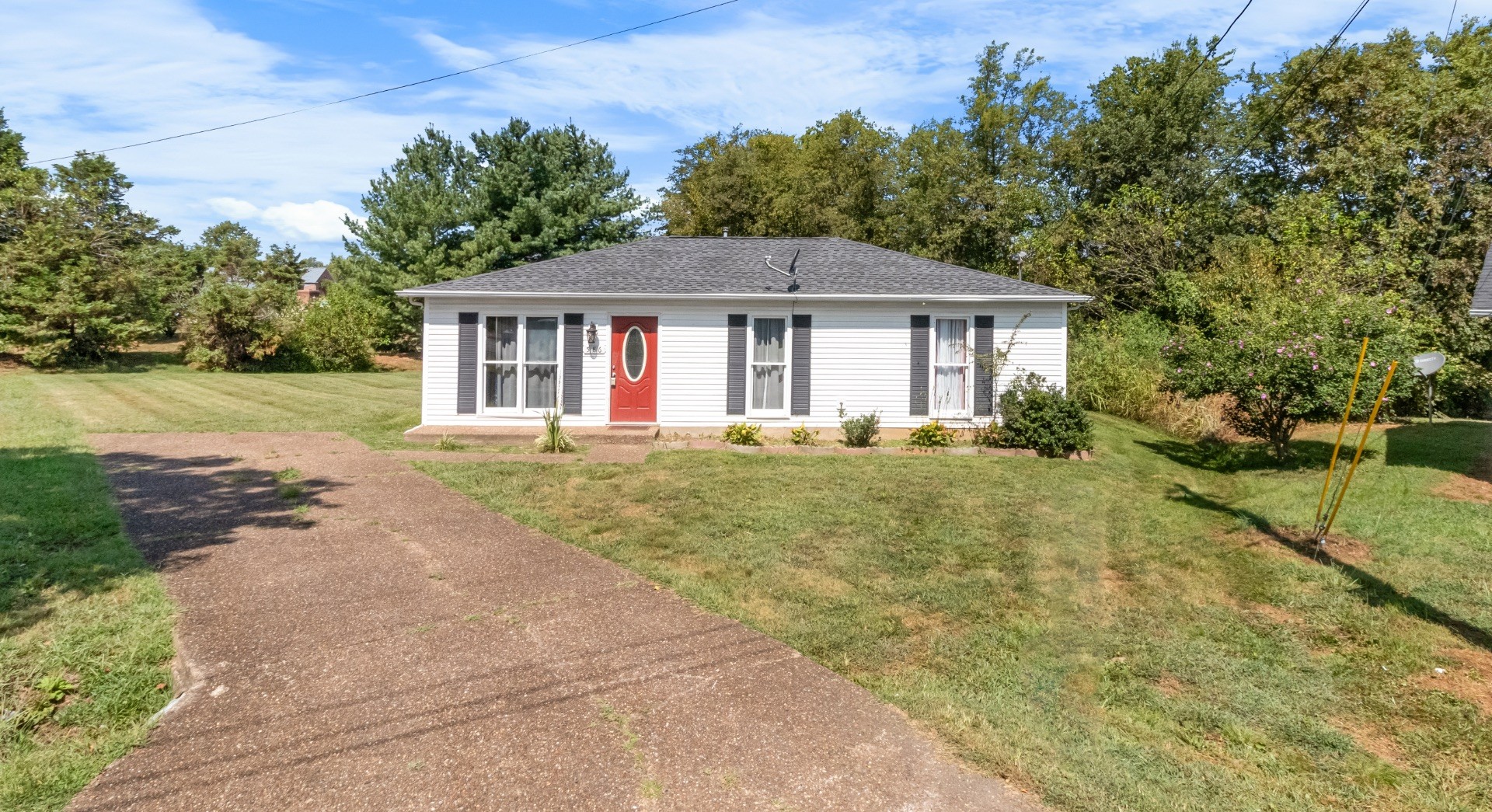 586 Foxfield Road Hopkinsville, KY 42240 - Photo 2 of 30 a front view of a house with yard and green space