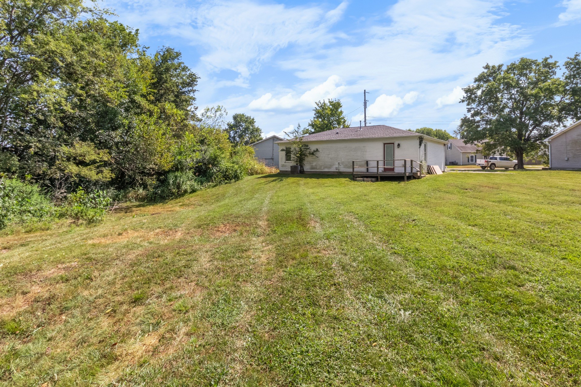 586 Foxfield Road Hopkinsville, KY 42240 - Photo 30 of 30 a backyard of a house