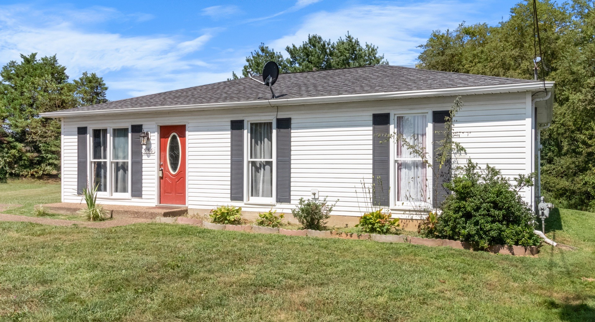 586 Foxfield Road Hopkinsville, KY 42240 - Photo 3 of 30 a front view of a house with a yard