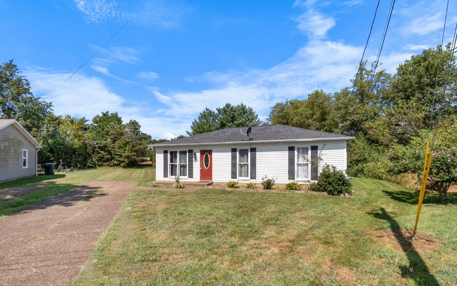 586 Foxfield Road Hopkinsville, KY 42240 - Photo 4 of 30 a front view of a house with garden