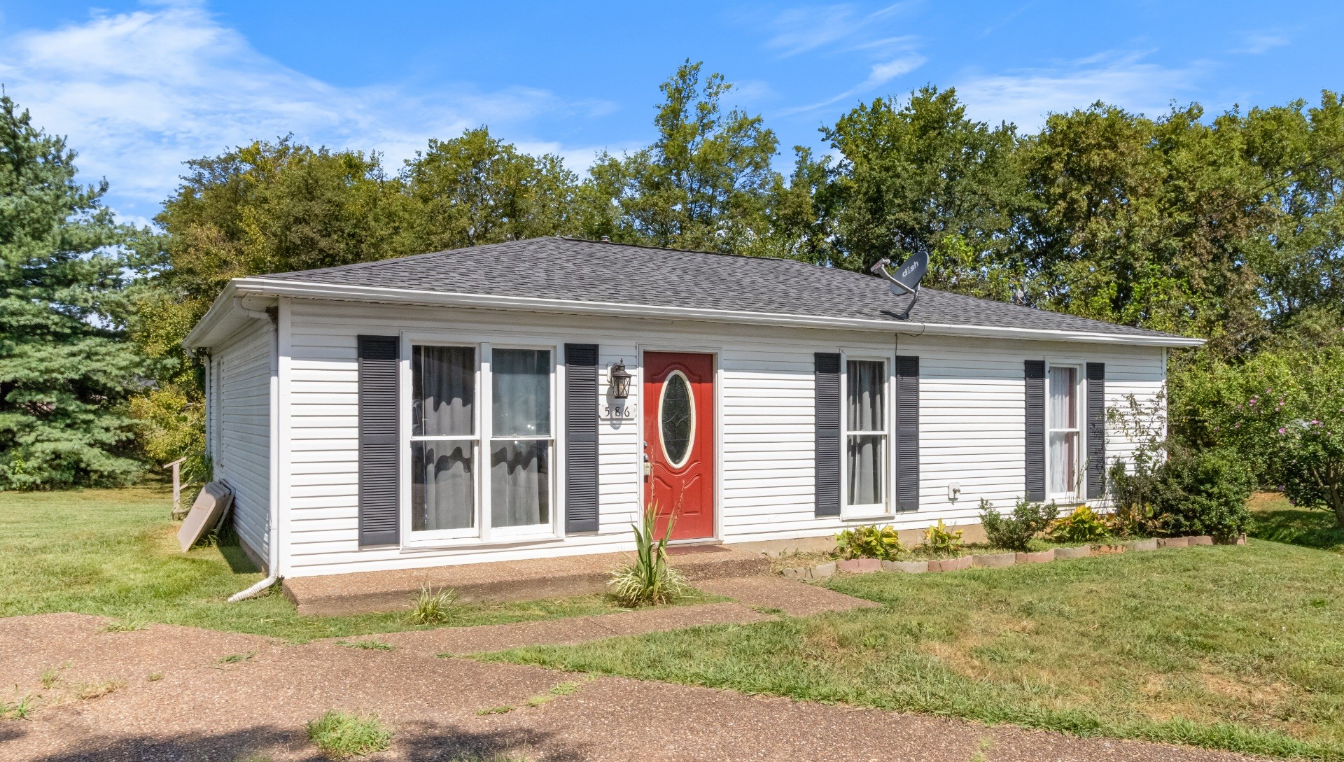586 Foxfield Road Hopkinsville, KY 42240 - Photo 5 of 30 a house with trees in the background
