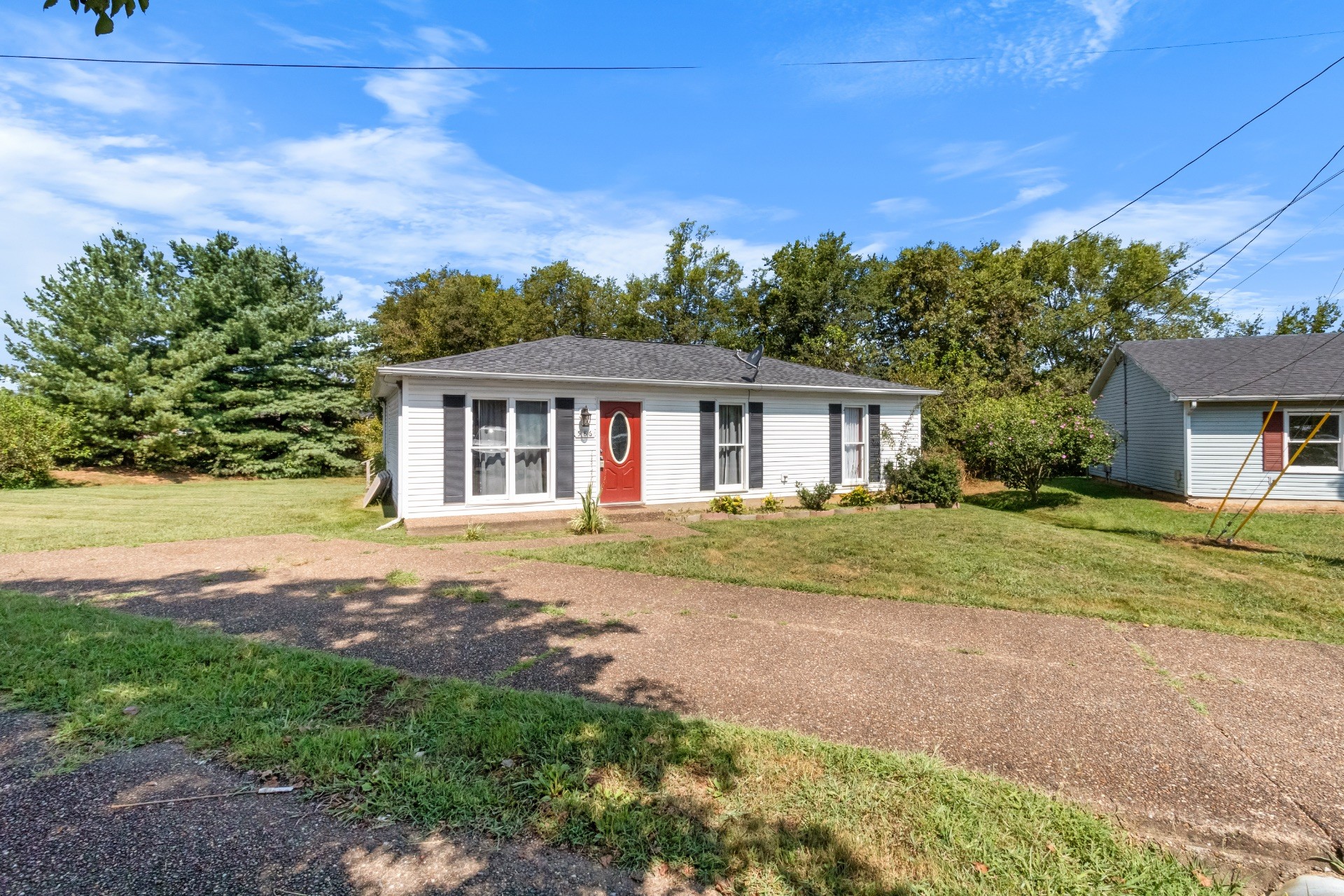 586 Foxfield Road Hopkinsville, KY 42240 - Photo 6 of 30 front view of house with a yard
