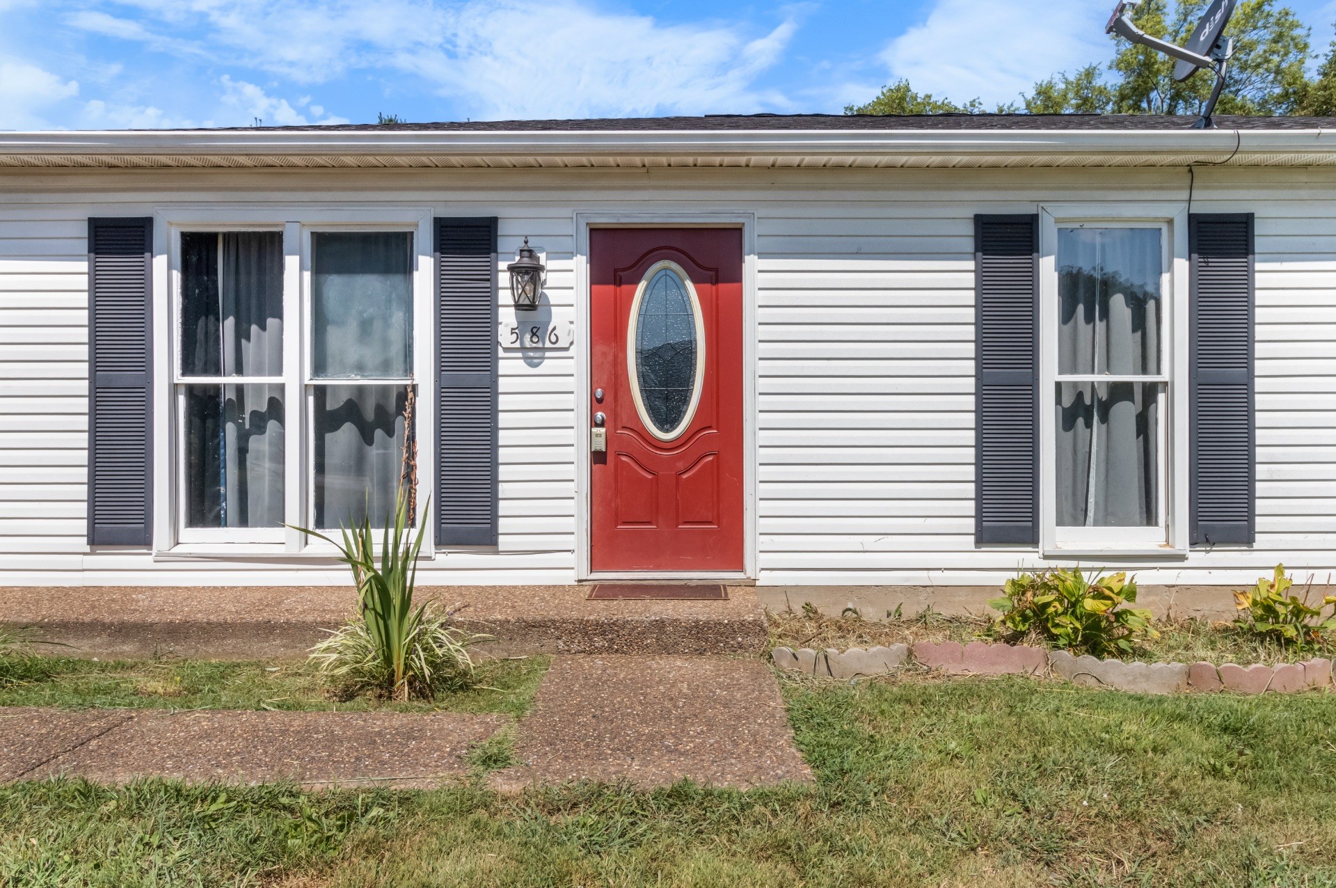 586 Foxfield Road Hopkinsville, KY 42240 - Photo 7 of 30 a front view of a house with garden
