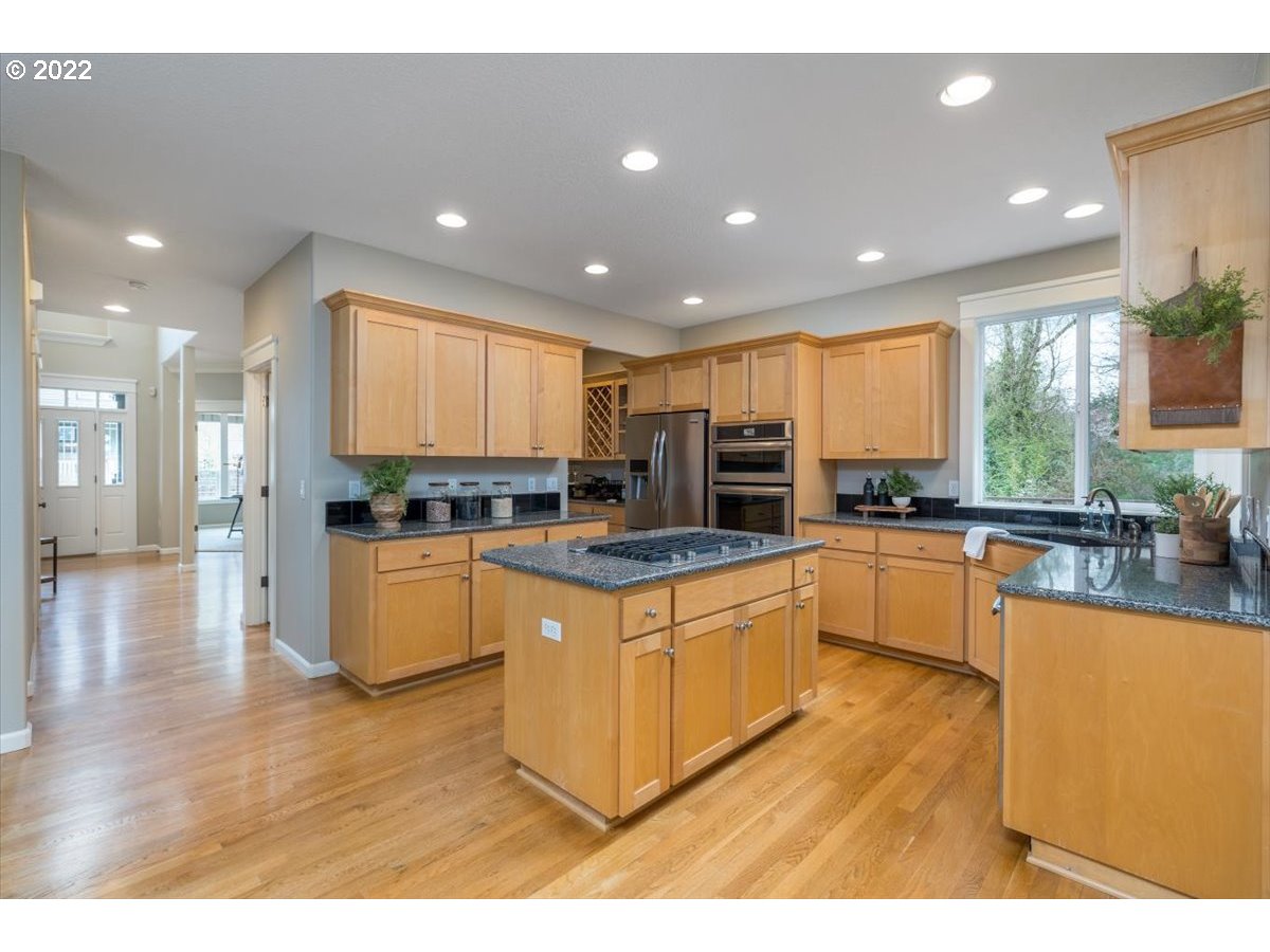 8108 Southwest Roxanne Court Portland, OR 97223 - Photo 12 of 32 Gallery Image 12