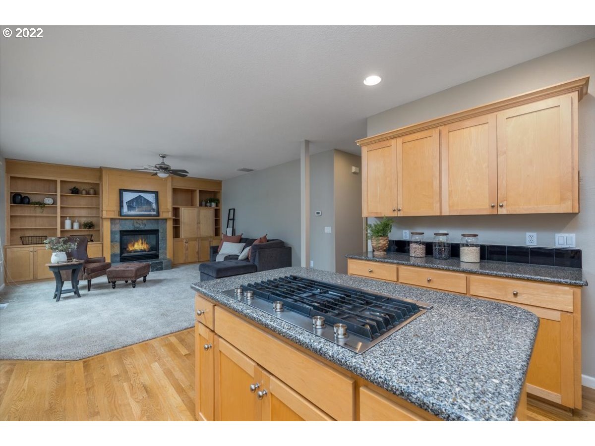 8108 Southwest Roxanne Court Portland, OR 97223 - Photo 9 of 32 Gallery Image 9