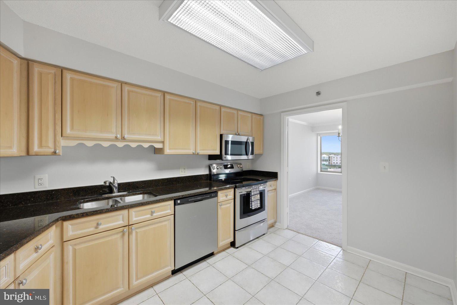 19385 Cypress Ridge Terrace, Unit 514 Leesburg, VA 20176 - Photo 20 of 81 Kitchen with updated ceramic flooring