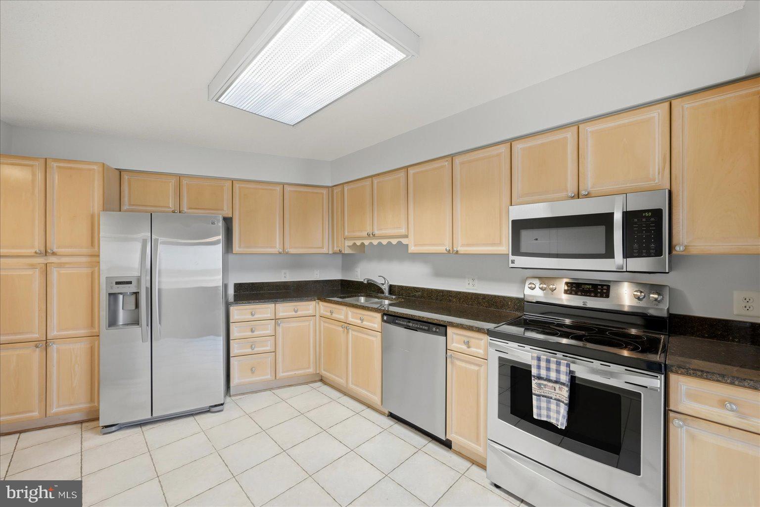 19385 Cypress Ridge Terrace, Unit 514 Leesburg, VA 20176 - Photo 22 of 81 Kitchen with granite counters