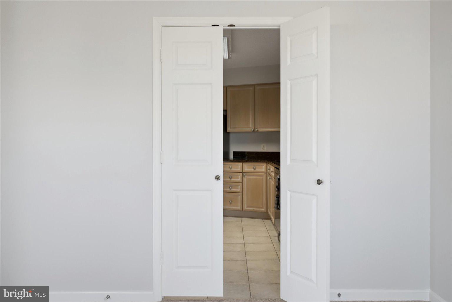 19385 Cypress Ridge Terrace, Unit 514 Leesburg, VA 20176 - Photo 26 of 81 Kitchen access from dining room