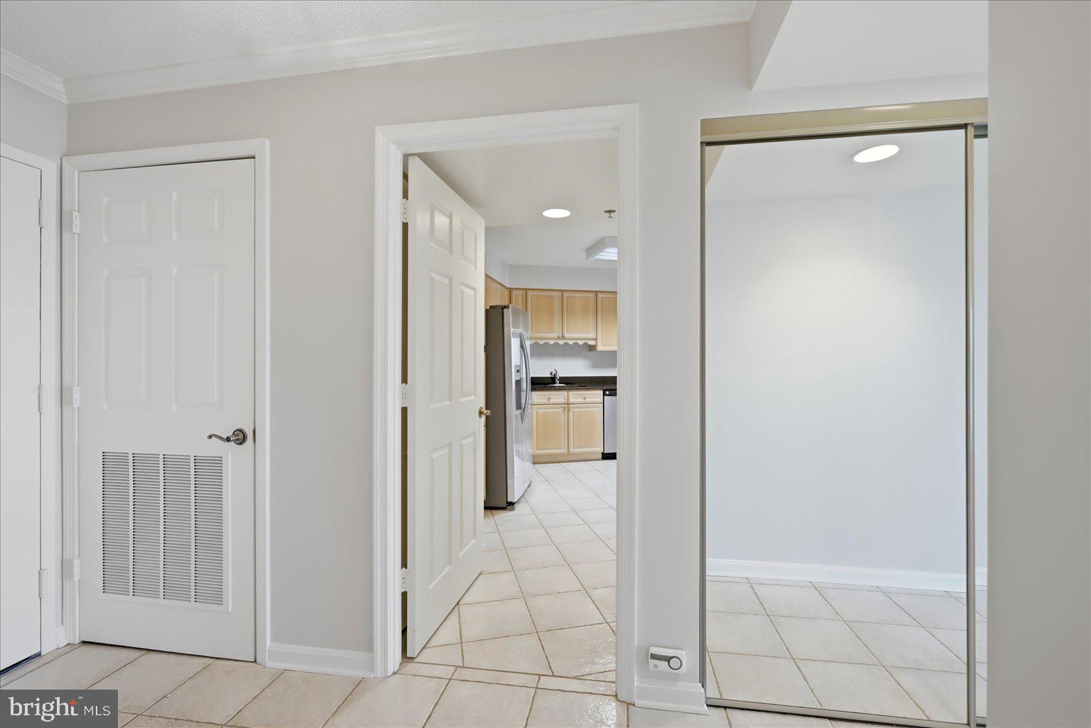 19385 Cypress Ridge Terrace, Unit 514 Leesburg, VA 20176 - Photo 9 of 81 Foyer view to kitchen