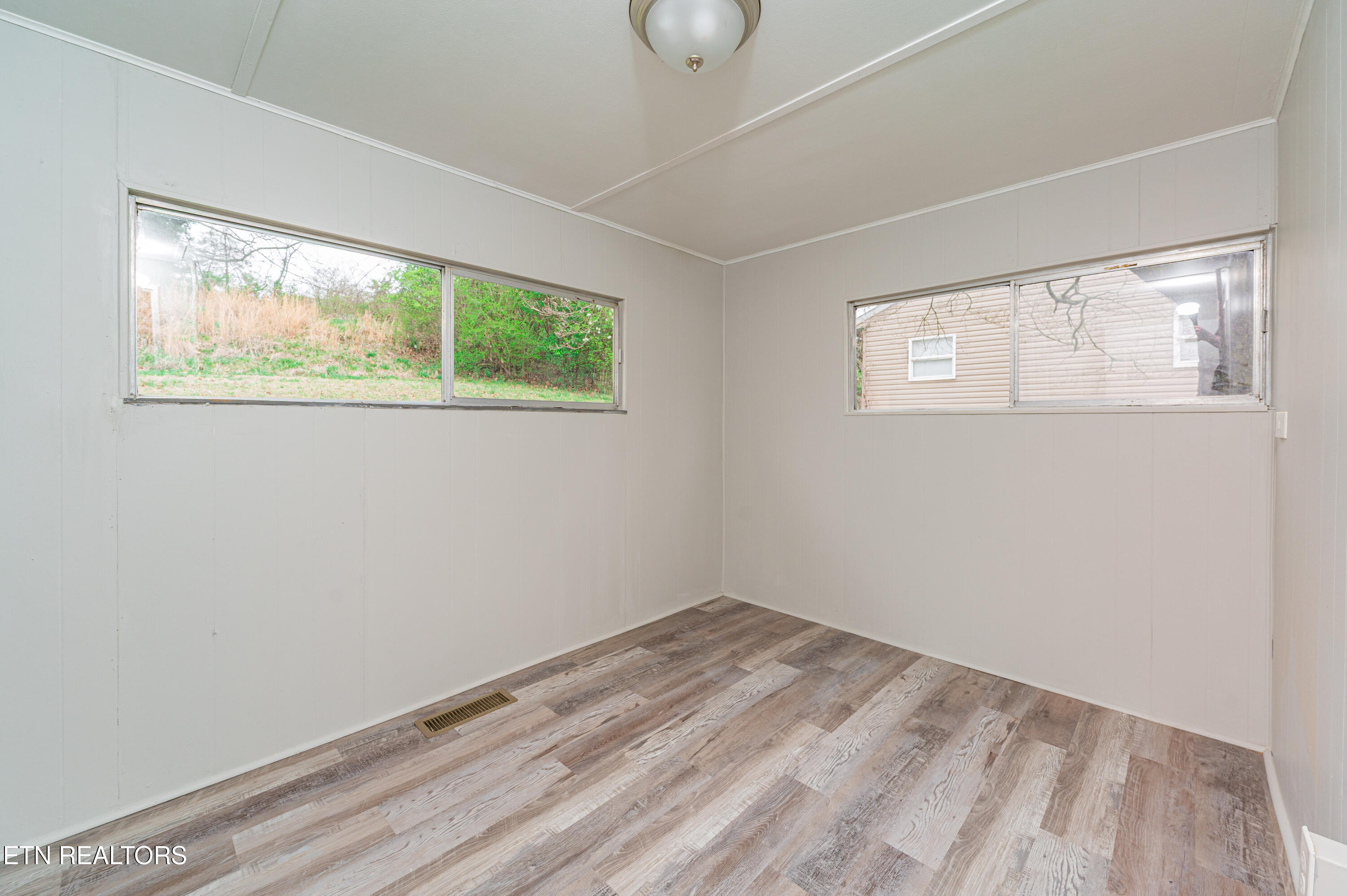 153 Johnson Road Oak Ridge, TN 37830 - Photo 18 of 27 Bedroom 1