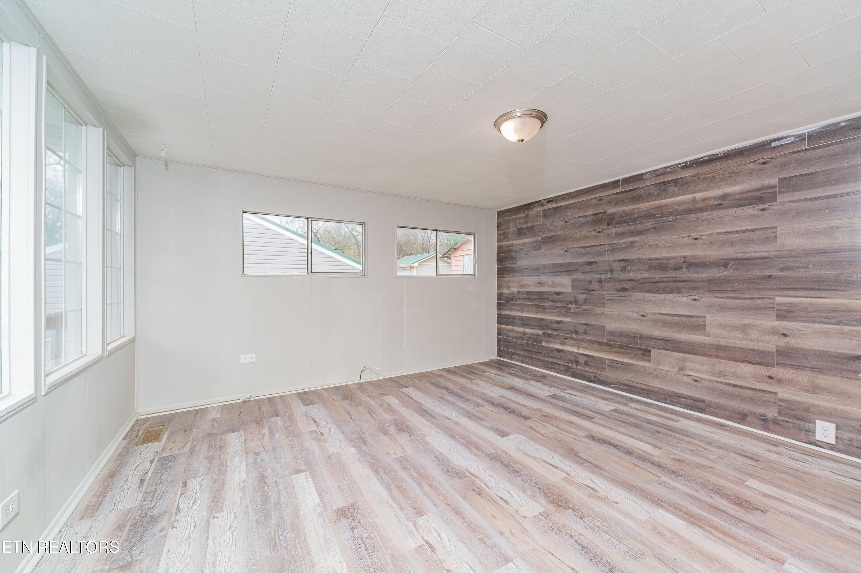 153 Johnson Road Oak Ridge, TN 37830 - Photo 9 of 27 Living room