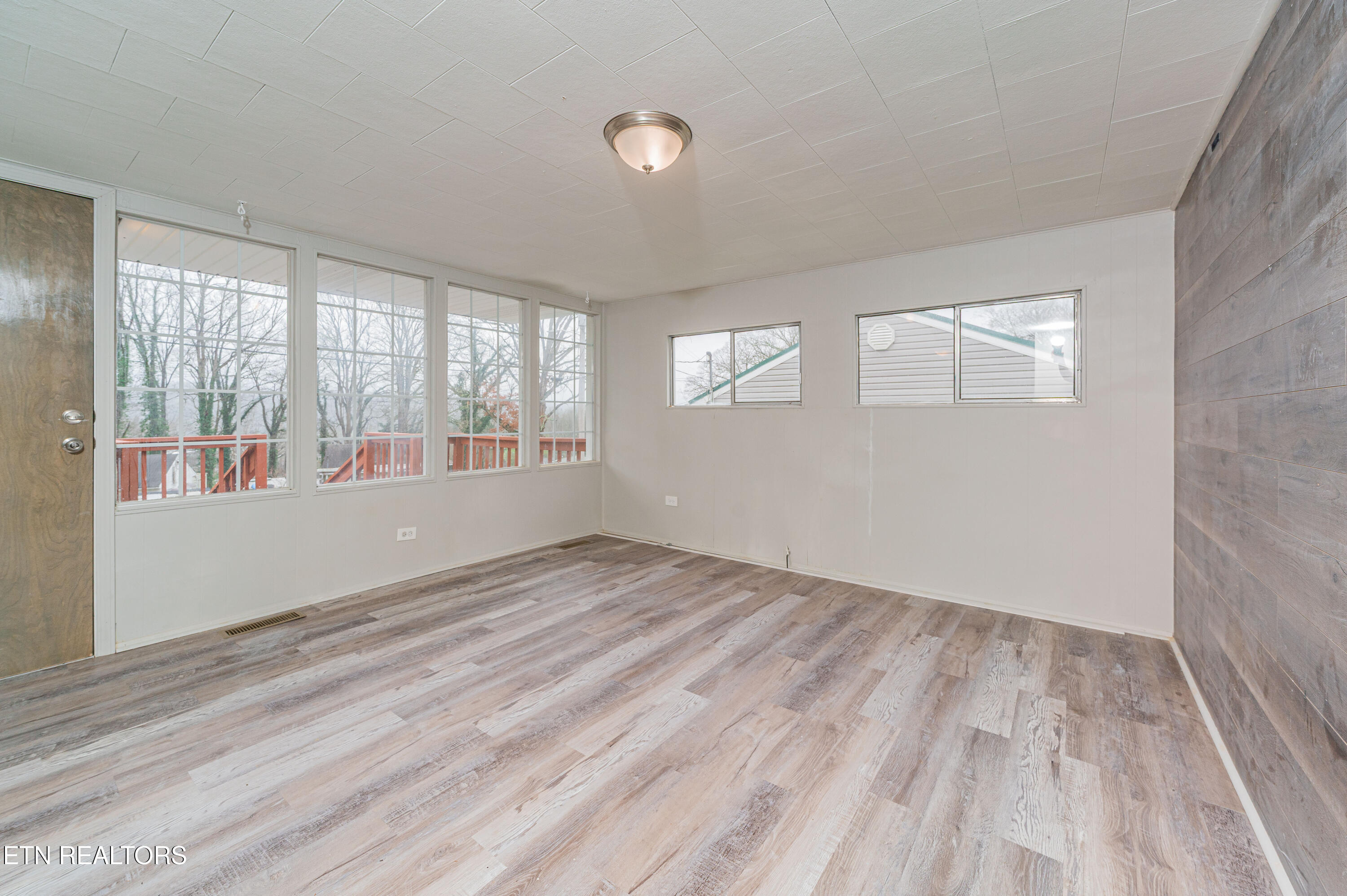 153 Johnson Road Oak Ridge, TN 37830 - Photo 10 of 27 Living room