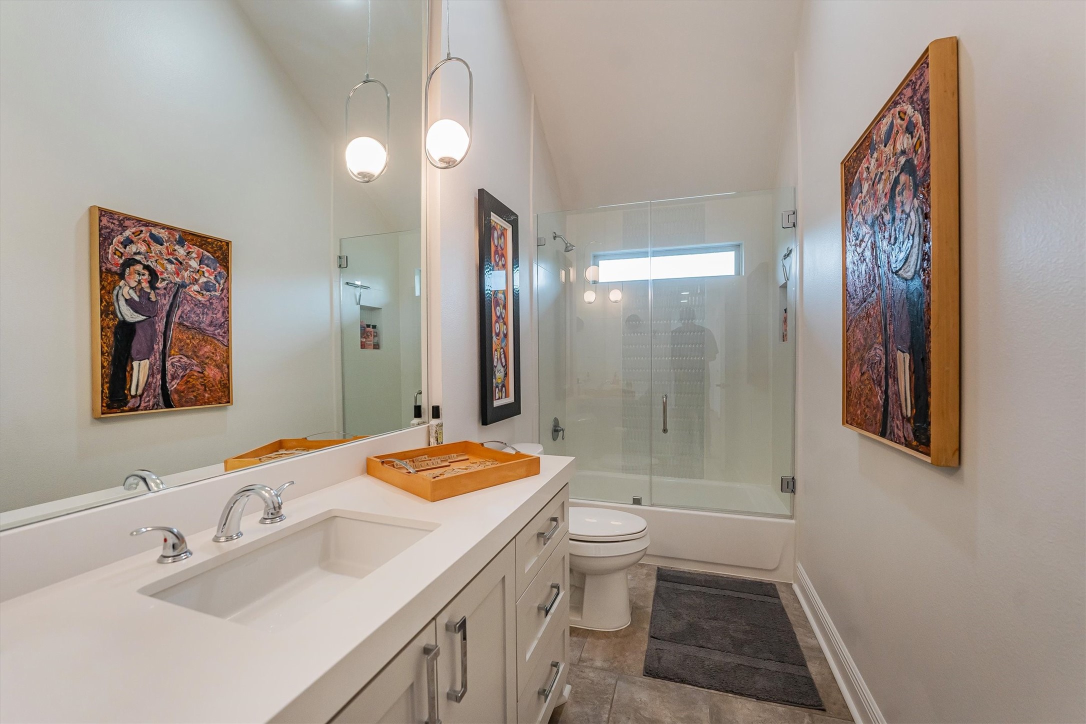 424 West 32nd Street Houston, TX 77018 - Photo 36 of 50 Upper Hall Bath featuring 2025 updates