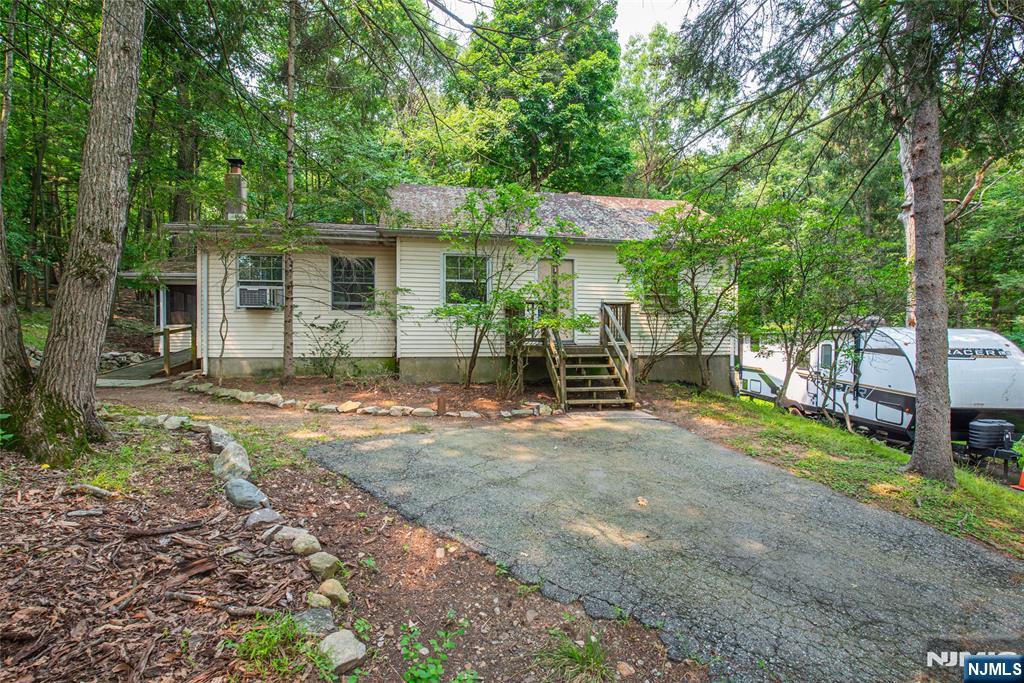 197 Snake Den Road Wanaque, NJ 07465 - Photo 2 of 18