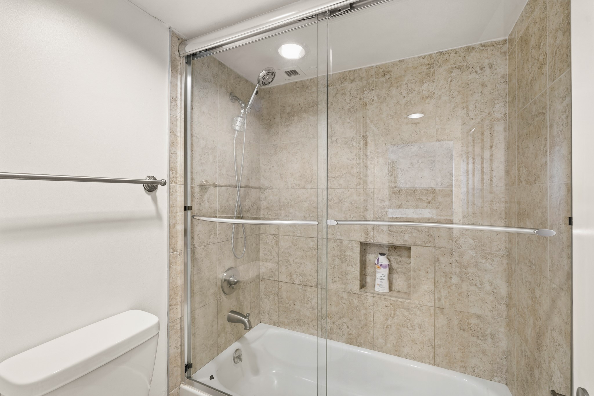 3525 Sage Road, Unit 1204 Houston, TX 77056 - Photo 25 of 25 Tiled tub and shower combination.