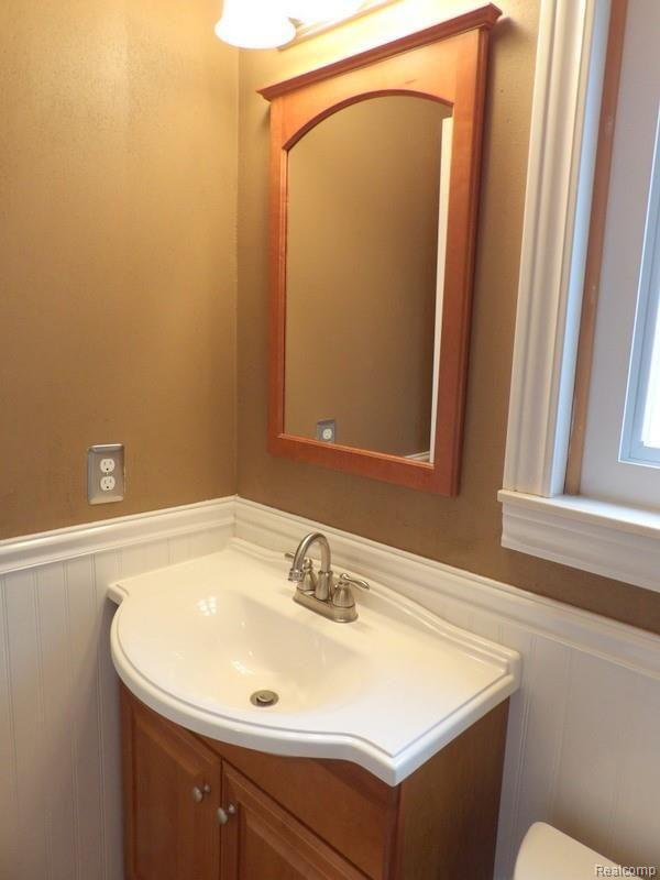 22226 Derby Road Trenton, MI 48183 - Photo 28 of 41 103_2866.JPG MAPLE RAISED-PANEL VANITY